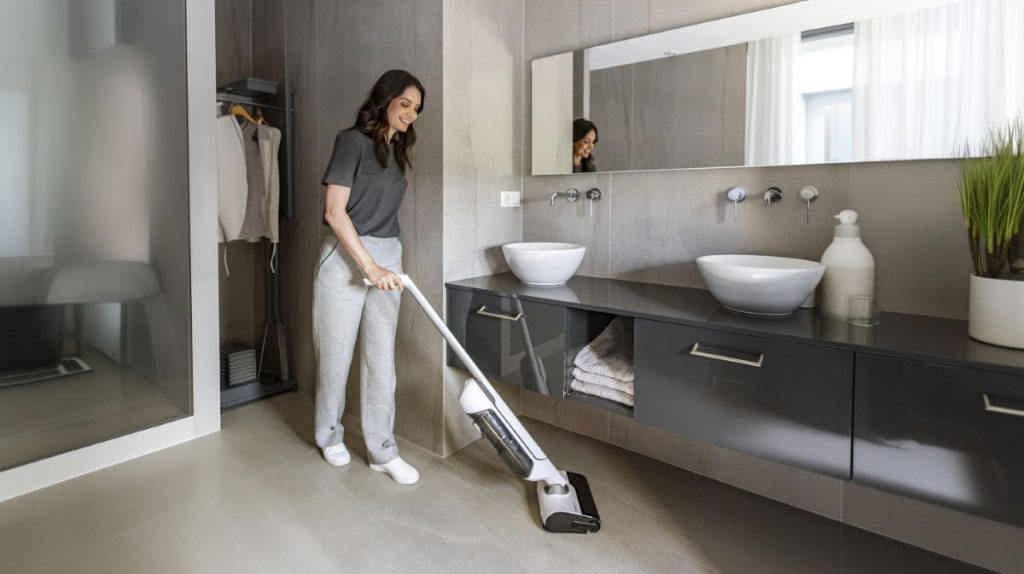 Žena pri vysávaní kúpeľne vysávačom Rowenta X-Clean.