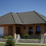 Rodinný dom do šikmou strechou a betónovou krytinou Danubia Antracit od Terran.
