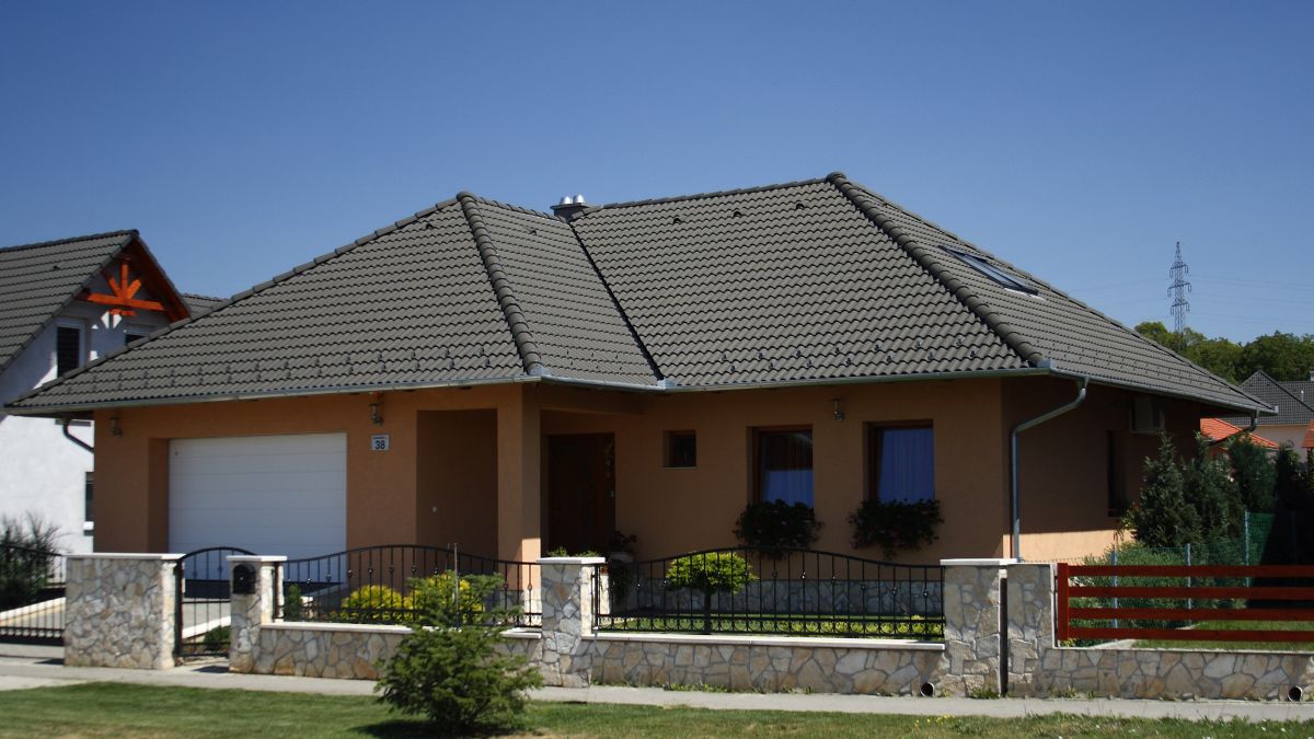 Rodinný dom do šikmou strechou a betónovou krytinou Danubia Antracit od Terran.