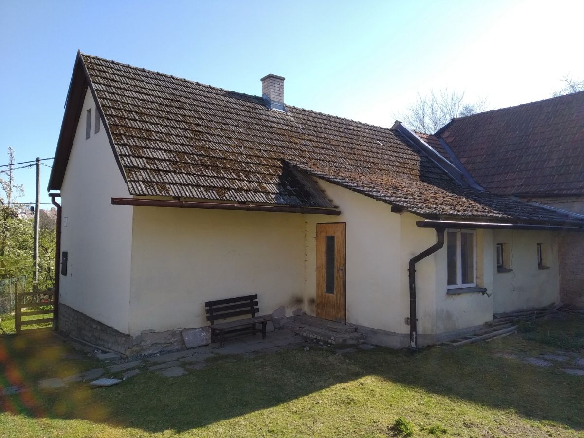 Takto vyzerala stará chalupa zo záhrady. Dnes v mieste, kde je lavička, pribudli dvere s oknom. Starú prístavbu nahradila nová veranda a priestor v nej našlo aj hygienické zázemie.