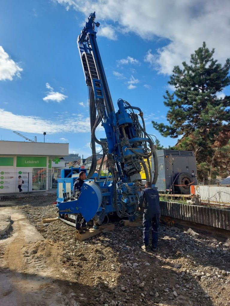 Vrtná súprava pri realizácii geotermálnych vrtov pre novú rezidenčnú štvrť v Bratislave.