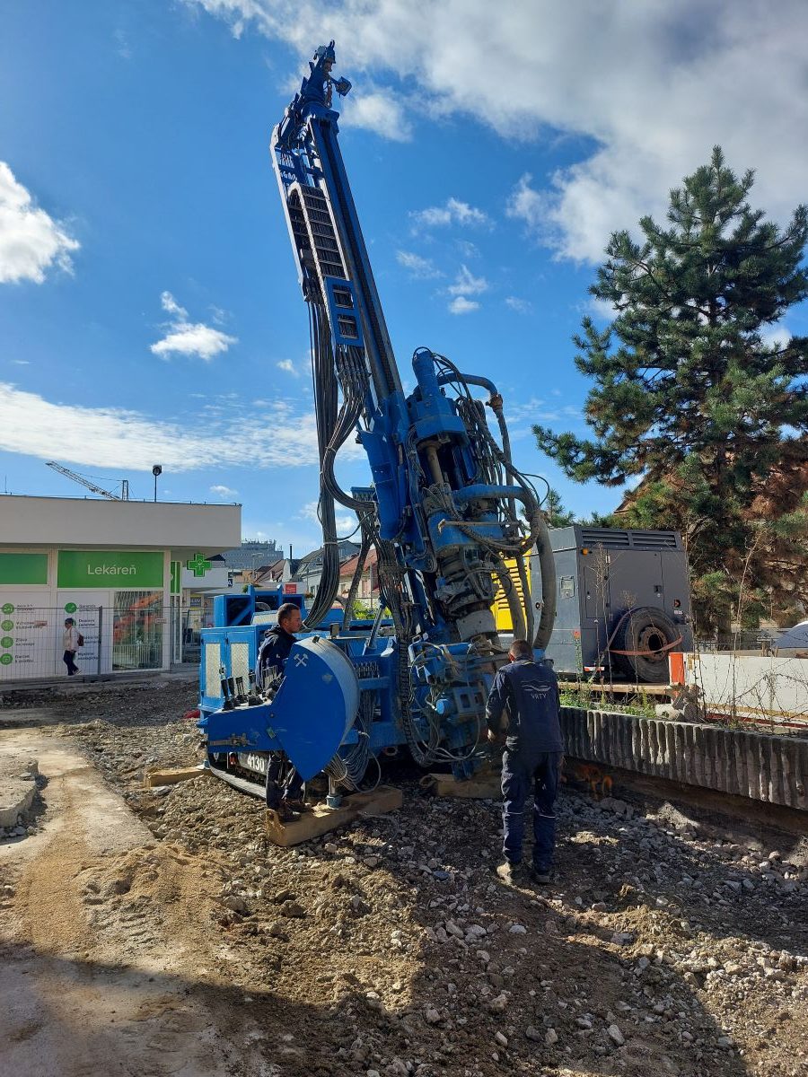 Vrtná súprava pri realizácii geotermálnych vrtov pre novú rezidenčnú štvrť v Bratislave.