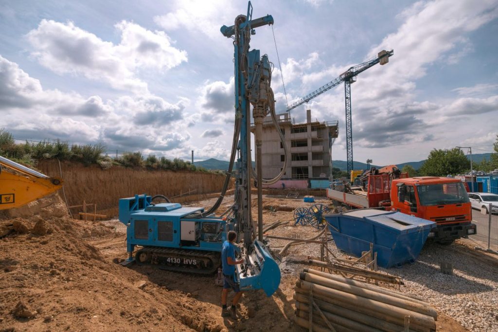 Detail montáže rozdeľovača pre systémy tepelnej energie zo zeme.