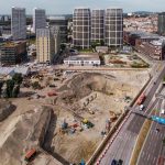 Rozsiahla stavebná plocha pripravovaná pre ekologické bývanie v modernom rezidenčnom projekte.