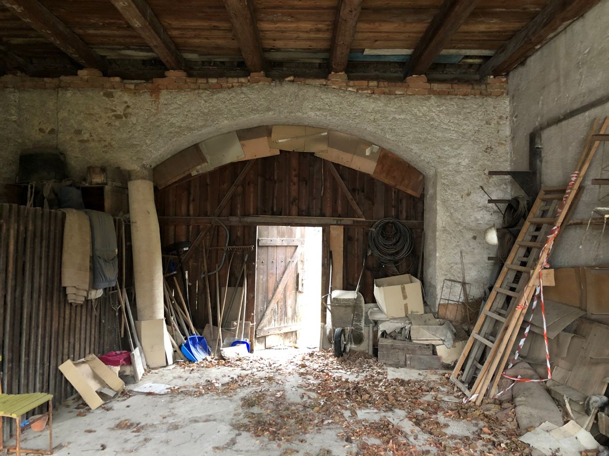 Interiér stodoly pred premenou nevyzeral pôvabne, ale už na prvý pohľad bolo cítiť potenciál tohto čarovného miesta. 