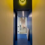 Neónový smajlík vo vstupnej chodbe do apartmánu.