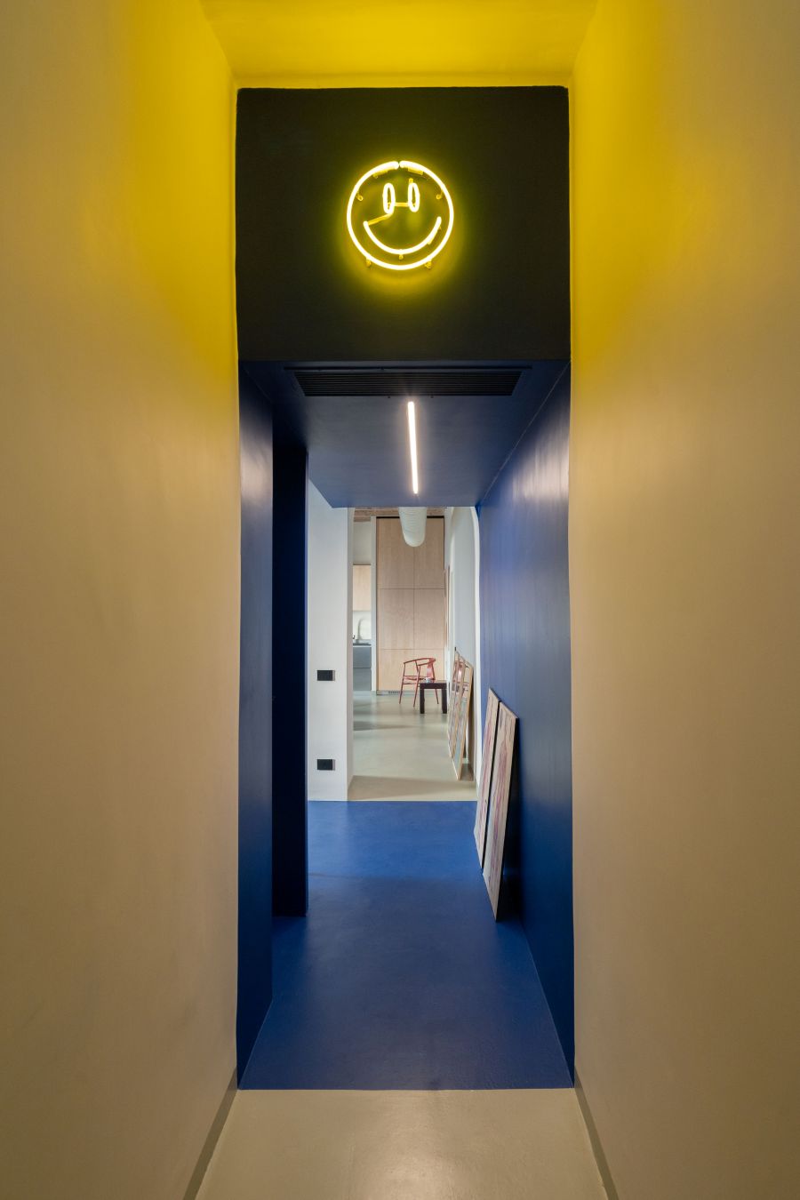Neónový smajlík vo vstupnej chodbe do apartmánu.