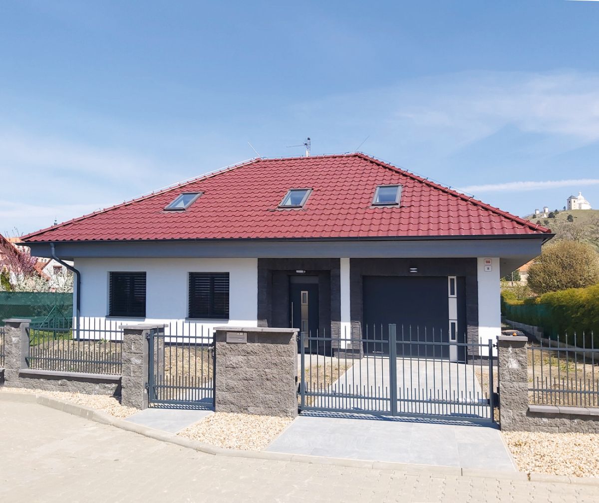 Rodinný dom s červenou šikmou strechou.
