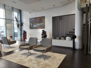Moderne zariadený interiér s pohodlnými kreslami a audio technikou v showroome Devialet Corner.