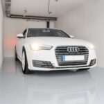 Osobné auto v garáži.