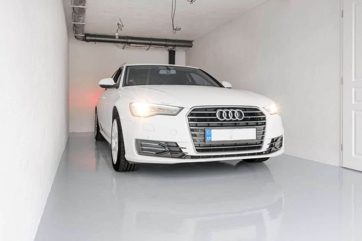 Osobné auto v garáži.