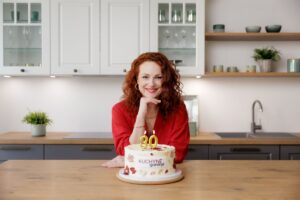 Herečka Markéta Hrubešova pri narodeninovej torte.