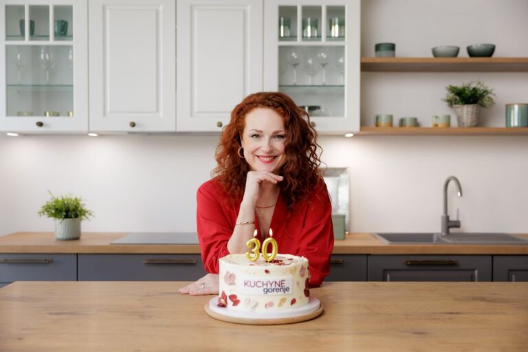 Herečka Markéta Hrubešova pri narodeninovej torte.