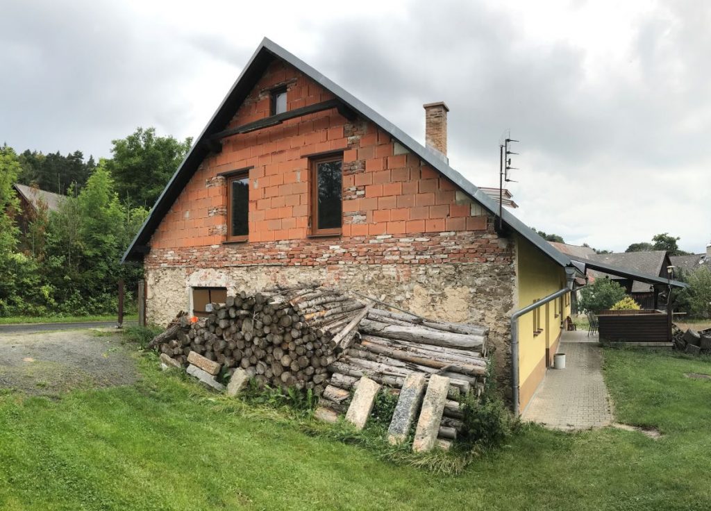 Bočný pohľad na chalupu v procese rekonštrukcie.