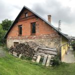 Bočný pohľad na chalupu v procese rekonštrukcie.