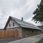 Pohľad na chalupu z cesty, kombinácia kameňa a tradičného štýlu.