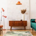 Retro komoda a lampa v modernom interiéri.