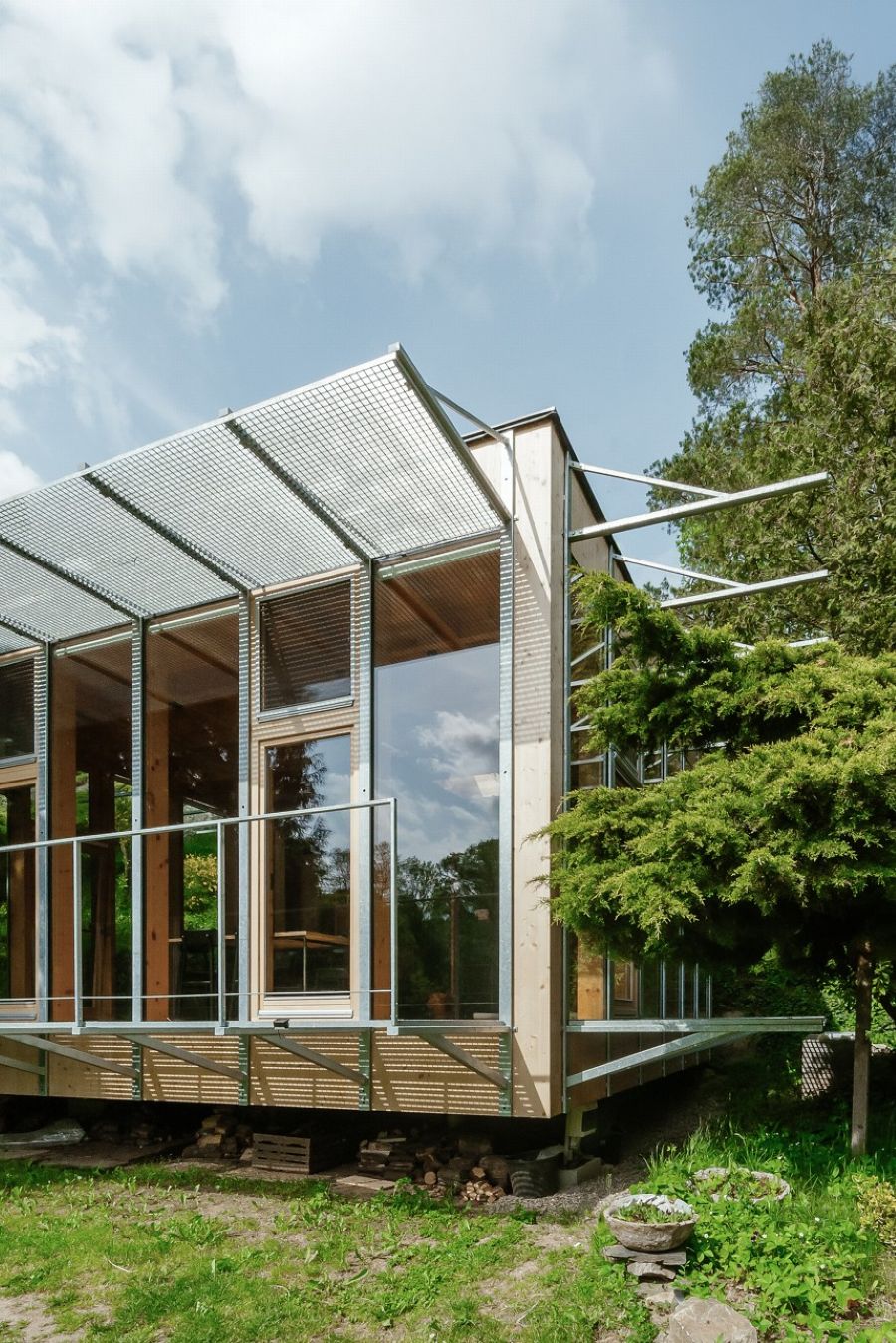 Oceľové rošty využili architekti ako slnolamy.