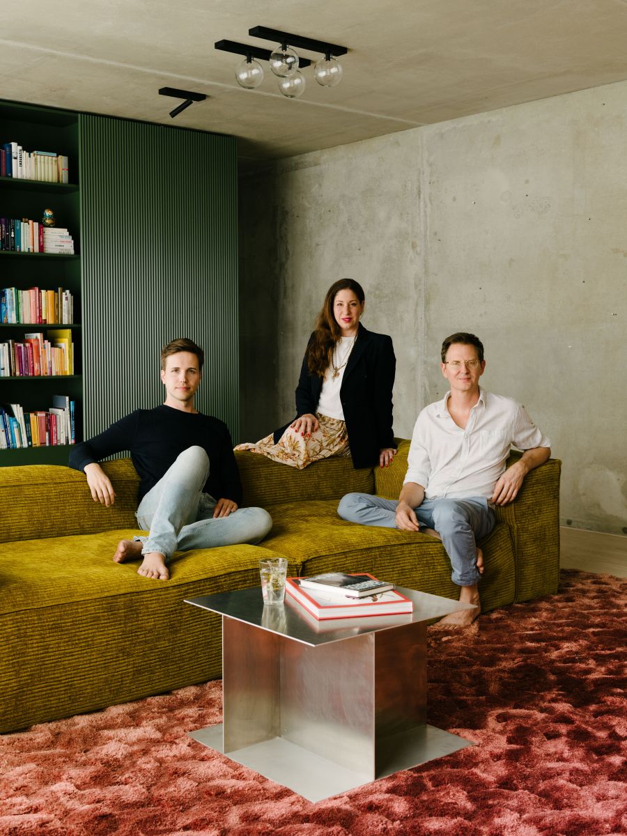 Ester Bruzkus, zakladateľka štúdia Ester Bruzkus Architekten – uprostred. Po jej boku sú Moritz Ulrich a Niklas Noack, majitelia bytu a spoluzakladatelia školy jogy Peace Yoga Berlin. Niklas je zároveň plastickým chirurgom na klinike Ästhetik Berlin​.