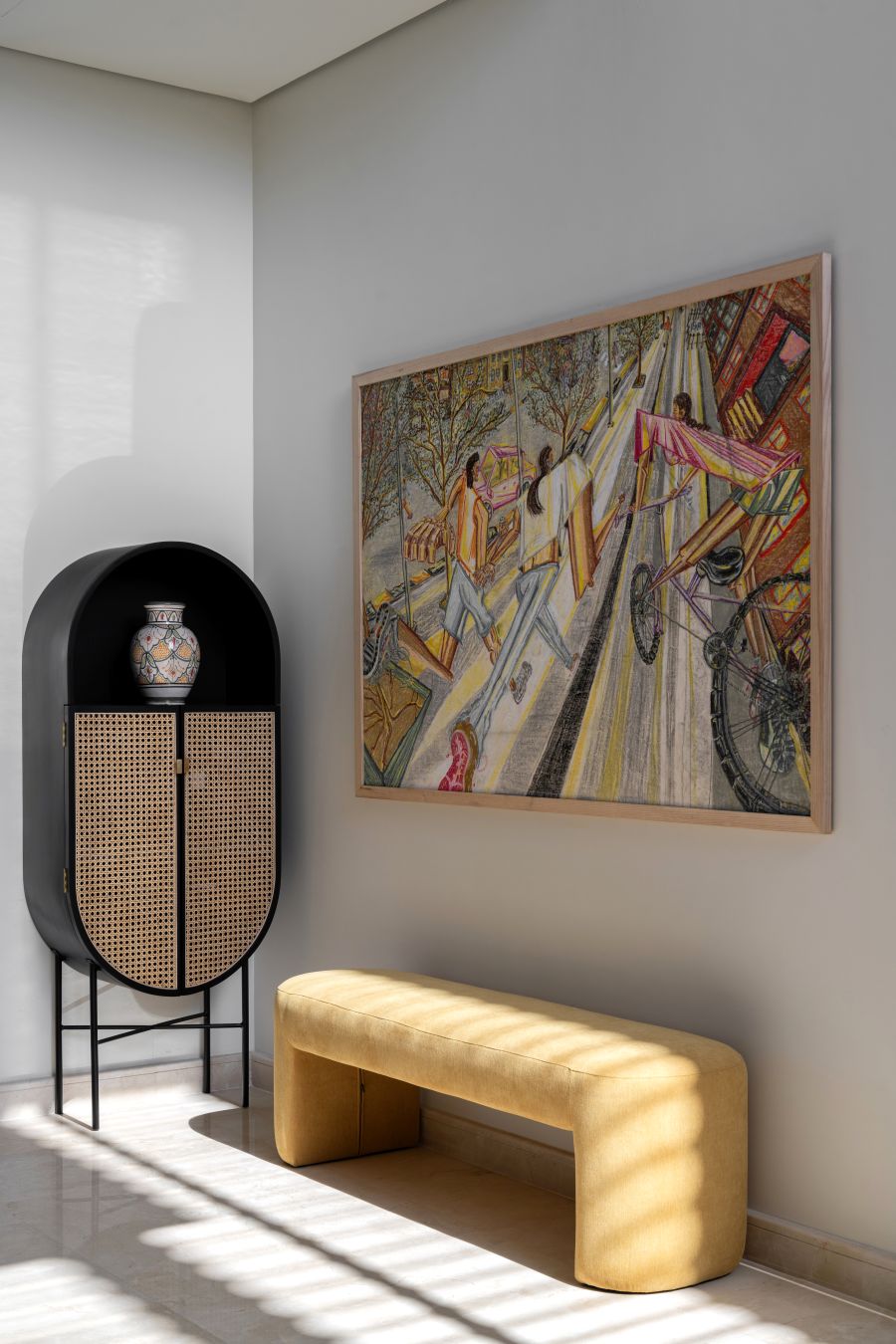 Farebná maľba v interiéri s elegantným nábytkom a modernými doplnkami.