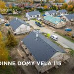 Pohľad z dronu na stavbu domov Vela 115 od Átrium.