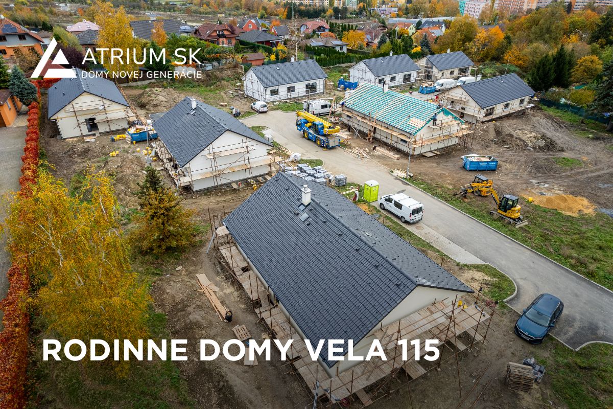 Pohľad z dronu na stavbu domov Vela 115 od Átrium.