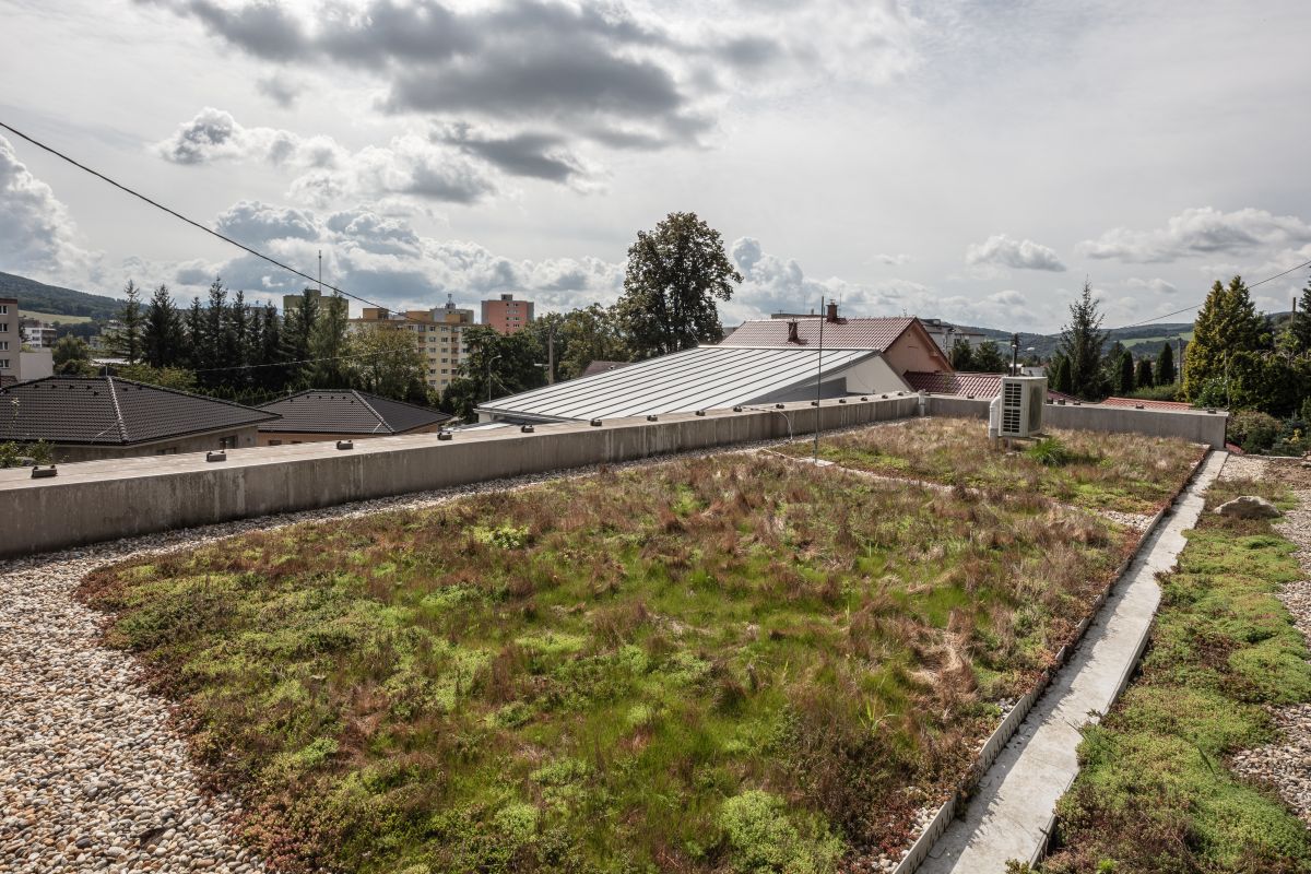 Zelená strecha sa nachádza nad nad nočnou časťou domu.