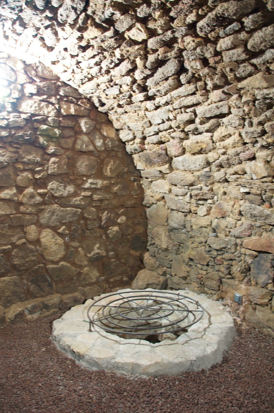 Prameň na najspodnejšom podlaží pivnice. V dome sa našli dokonca i nádoby, kam sa stáčala voda.
