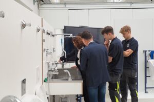 Študenti pri prezentácii v Grohe Training Academy.