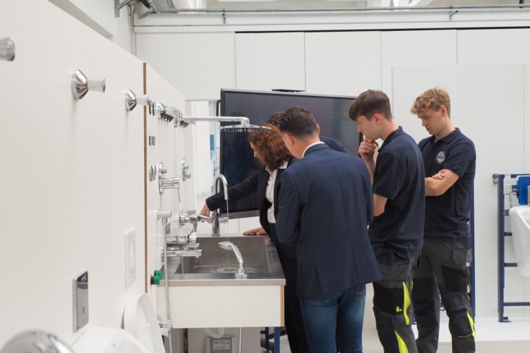 Študenti pri prezentácii v Grohe Training Academy.