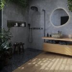 Kúpeľňa Ermes Wellness so sivým kamenným obkladom, drevenou podlahou a prírodnou atmosférou.