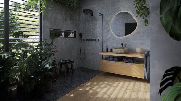 Kúpeľňa Ermes Wellness so sivým kamenným obkladom, drevenou podlahou a prírodnou atmosférou.