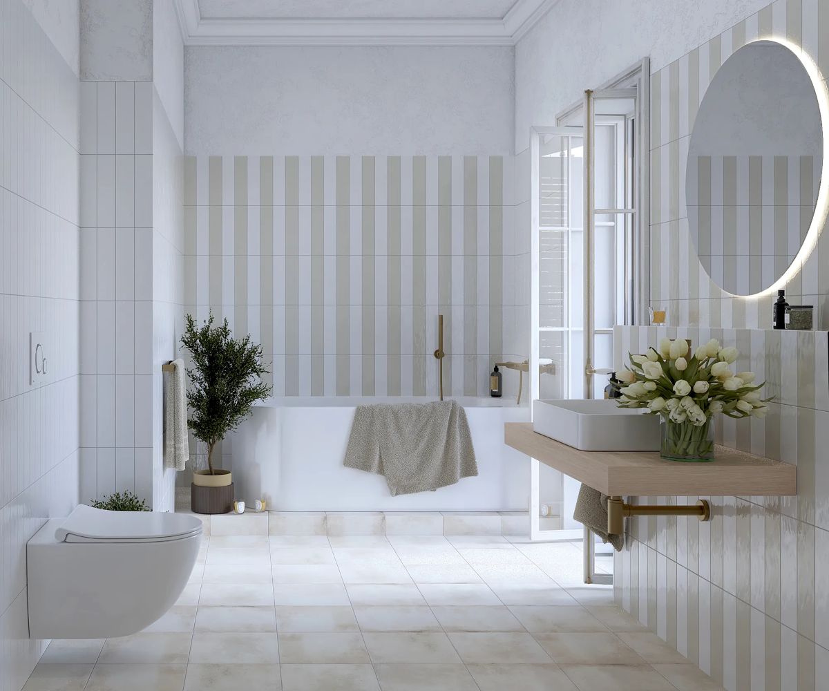 Moderná kúpeľňa Ocean s vertikálnym pásikavým obkladom, elegantnou vaňou, umývadlom a na doske.