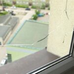 Prasklina na skle z termálneho šoku.
