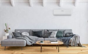 Klimatizácia Vaillant climaVAIR multi v interiéri nad sedačou.