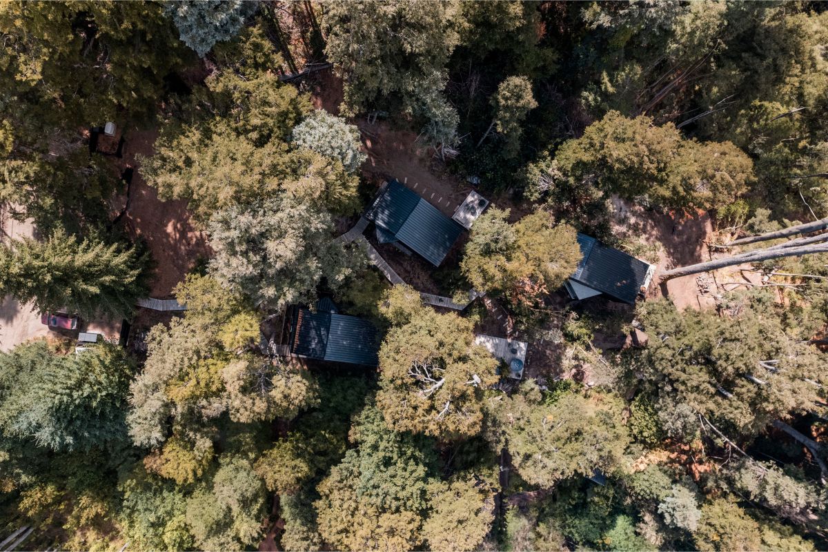 Moderný chatový komplex v prírode Patagónii z dronu.