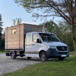 Mobilný dom Cocoon Freelancer na aute.