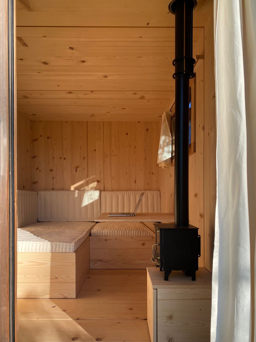 Interiér je zariadený minimalisticky a prírodne.
