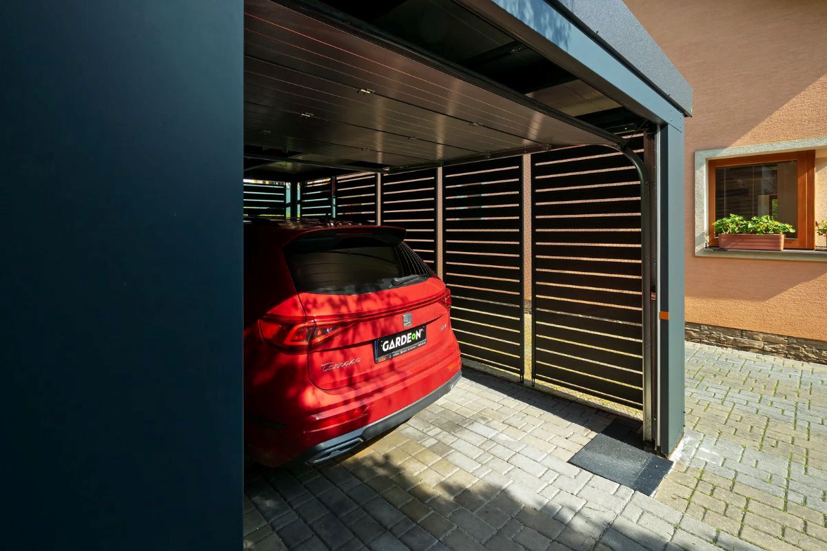 Detail na auto v montovanom prístrešku.