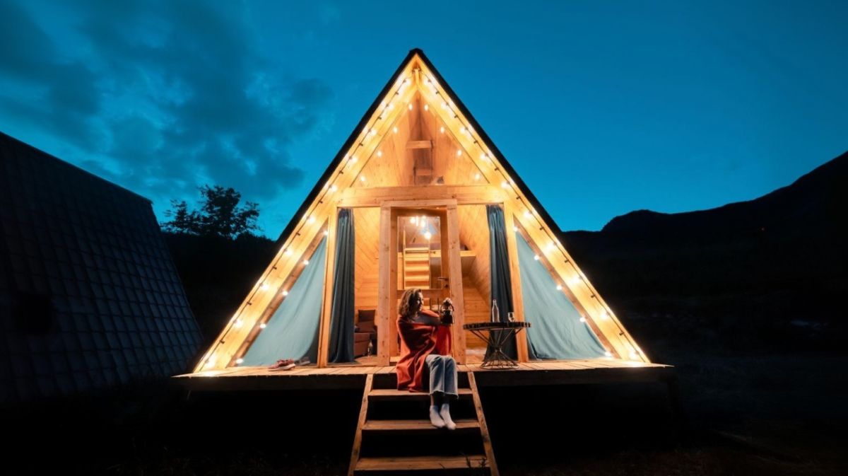 Glamping je dostupný aj na Slovensku. Na výber máte stany, jurty, domy na strome, chaty, zruby, maringotky, hausbóty aj netradičné bubliny a kupoly.