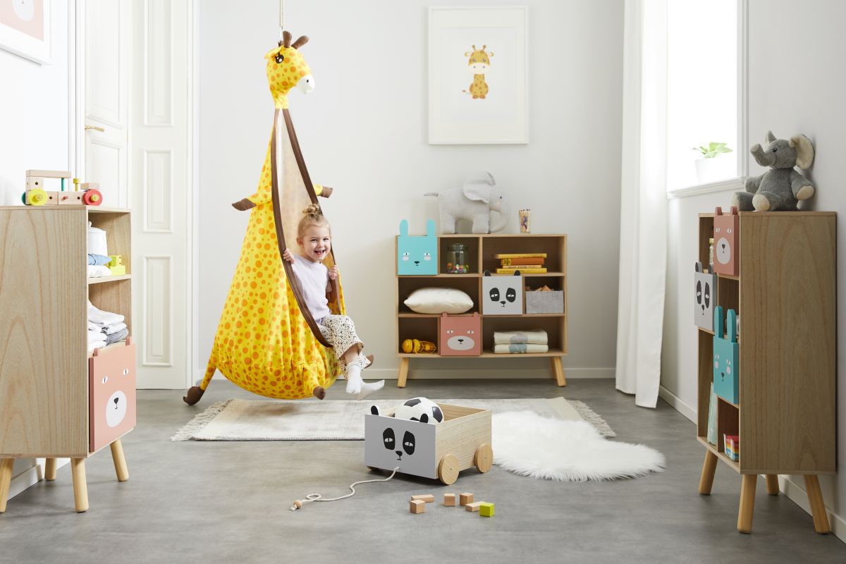 Táto očarujúca hojdačka Bessagi Kids v dizajne žirafy rozžiari detské oči a vďaka žiarivému žlto-hnedému poťahu zo 100 % bavlny bude pútať pozornosť.