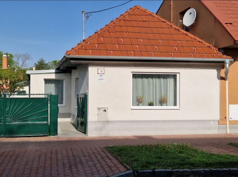 Rodinný dom vo Vrábľoch s oknom do ulice a valbovou strechou.