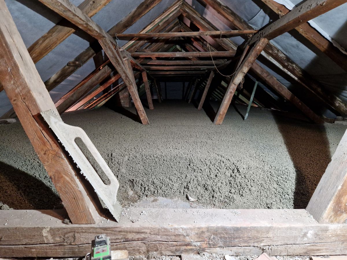 Podkrovie po zateplení: pochôdzna tepelnoizolačná vrstva zatepľovacieho materiálu umožňuje využívať podkrovie ako skladový priestor.