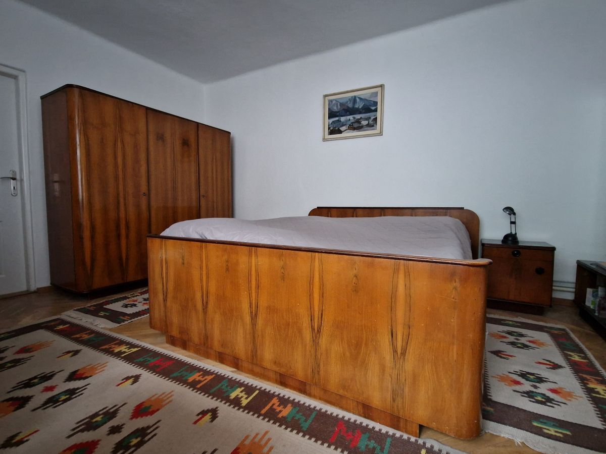Spálňa rodičov po prestavbe so zachovaným pôvodným nábytkom približne z r. 1960.