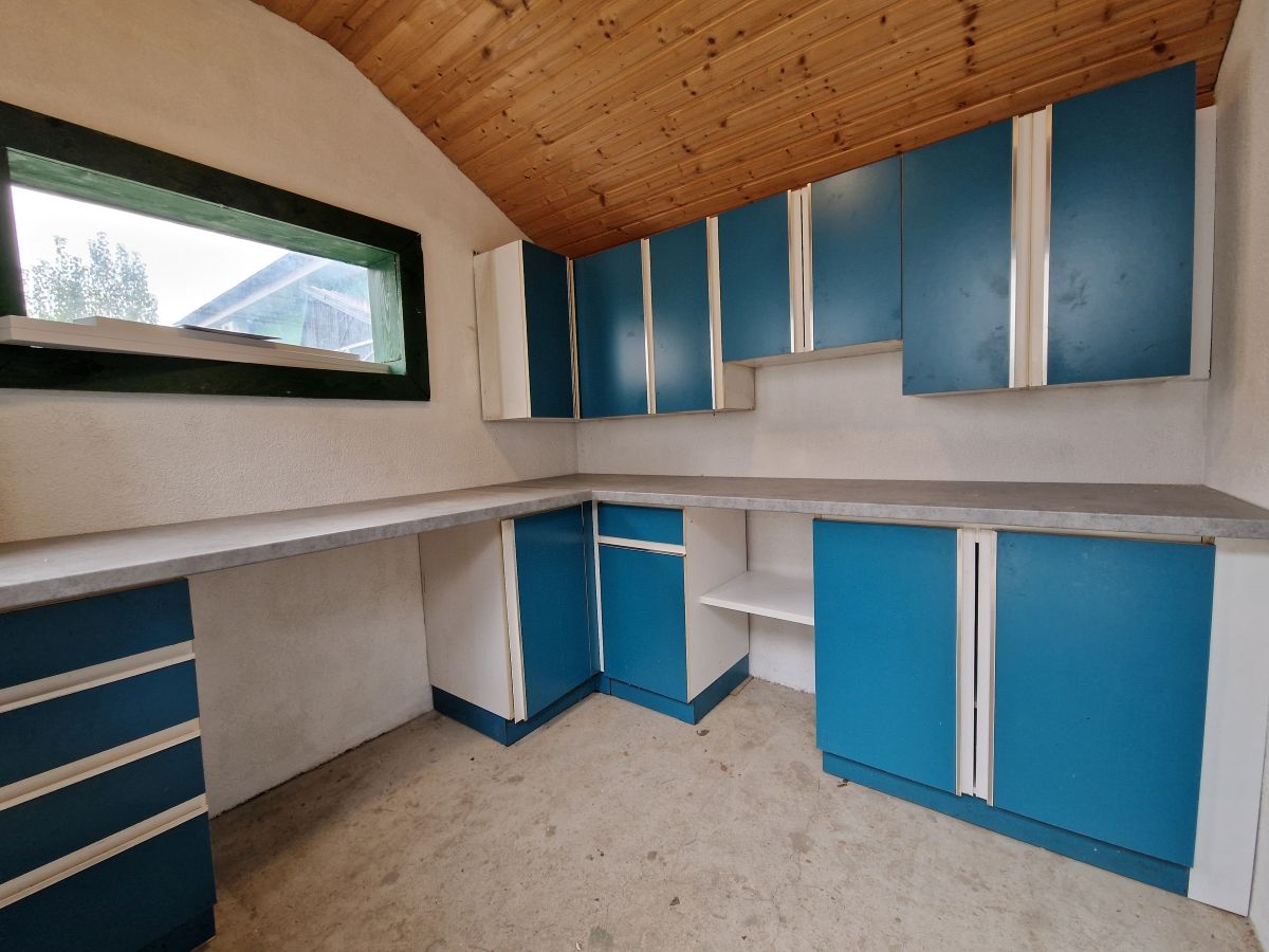 Pôvodná kuchynská linka Carmen ďalej slúži, architekt ju využil v dielničke. 