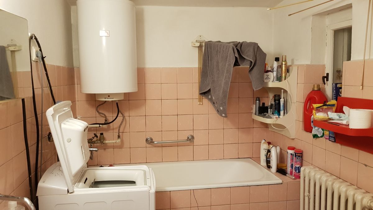 Obnova kúpeľne bola nevyhnutná. Bojler na ohrievanie vody sa často kazil. Staré rozvody vody a kanalizácie boli už miestami popraskané a prehnité, prítok a odtok sa upchávali a voda v nich začínala pretekať pod podlahu. 