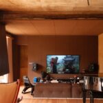 Moderný interiér s minimalistickým dizajnom a televízorom, v dizajnovom byte na vidieku v Číne.
