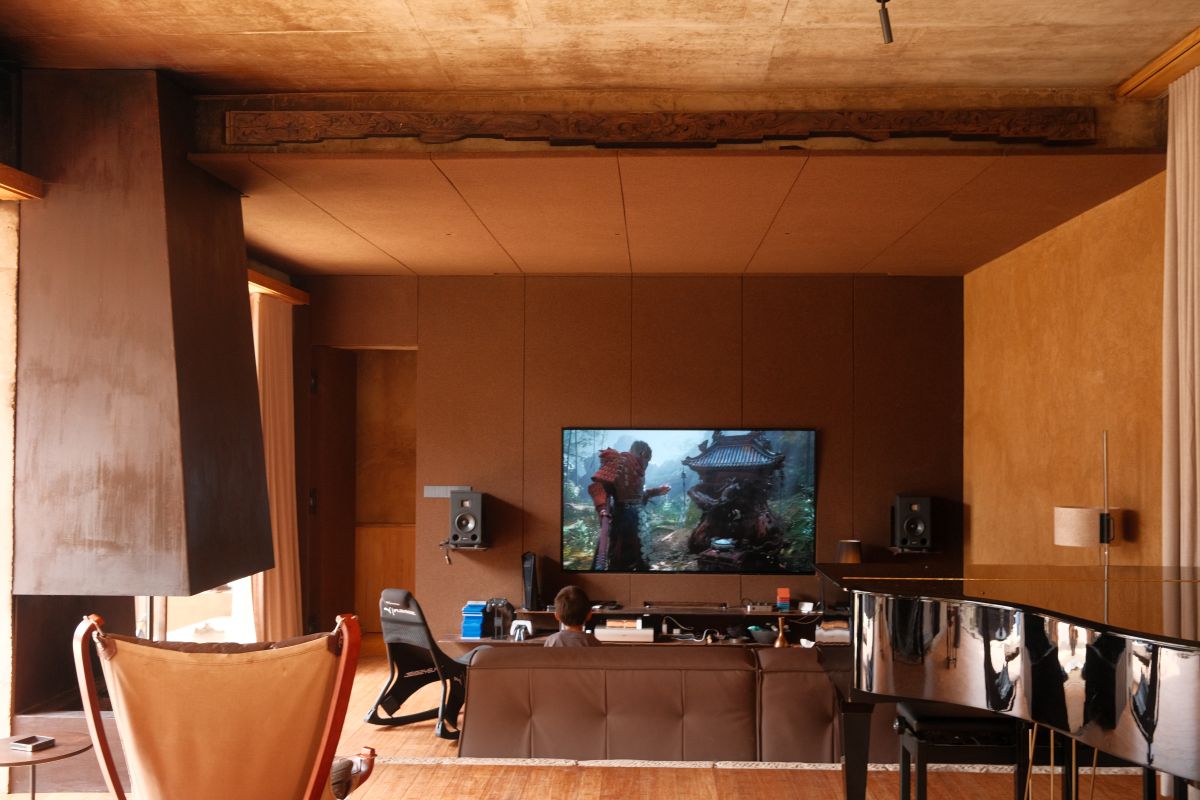 Moderný interiér s minimalistickým dizajnom a televízorom, v dizajnovom byte na vidieku v Číne.