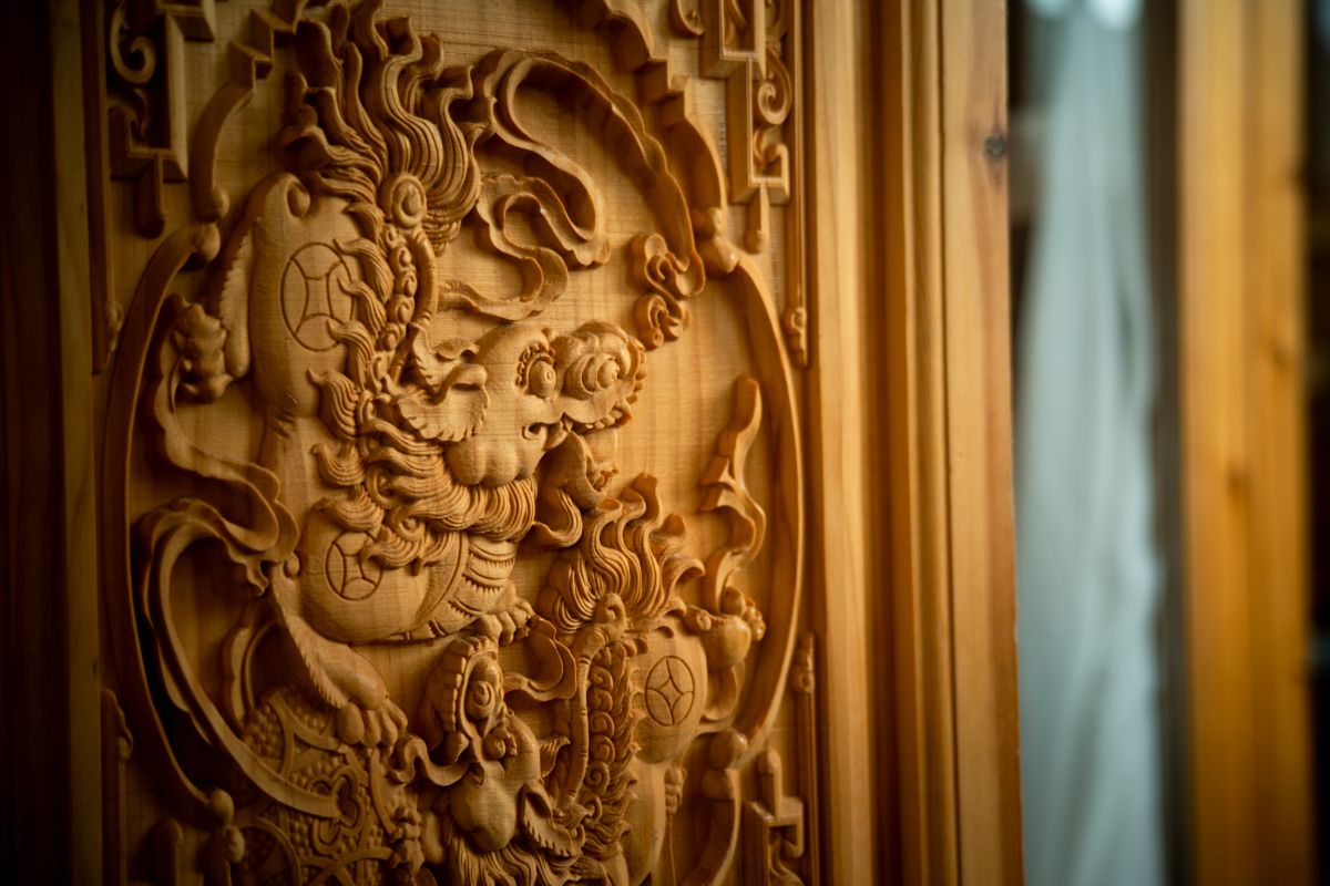 Detail do dreva vyrezávaných čínskych ornamentov.