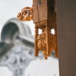 Drevená vyrezávaná ozdoba pri vstupe do budovy.